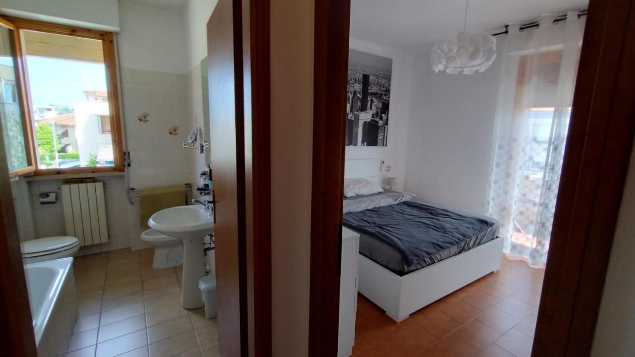 Ferienwohnung La Casa Dei Viaggiatori - Viareggio - Posto Auto Gratuito Exterior foto